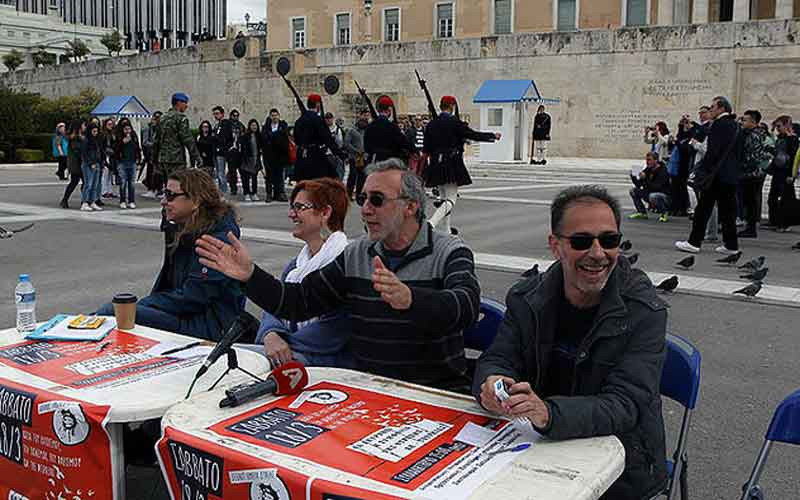 Πρόκληση από τον Κωνσταντίνου και την παρέα του: Έστησαν το τραπεζάκι τους μπροστά στο μνημείο του Αγνώστου Στρατιώτη!